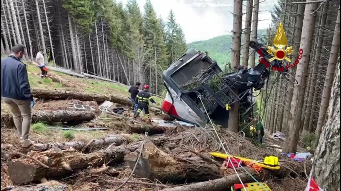 Si aggrava il bilancio del crollo della funivia, 14 i morti Si aggrava il bilancio del crollo della funivia, 14 i morti