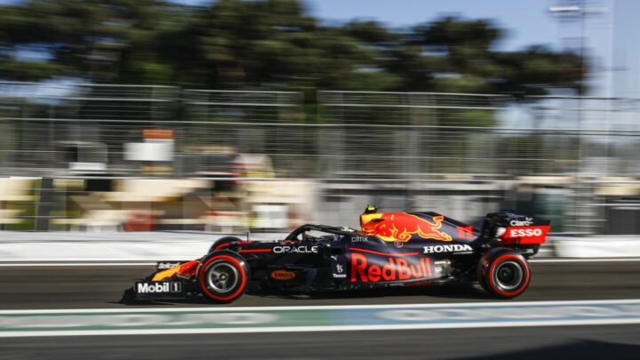 GP Azerbaijan, un colpo di scena consegna la vittoria a Perez. Esclusi Verstappen e Hamilton