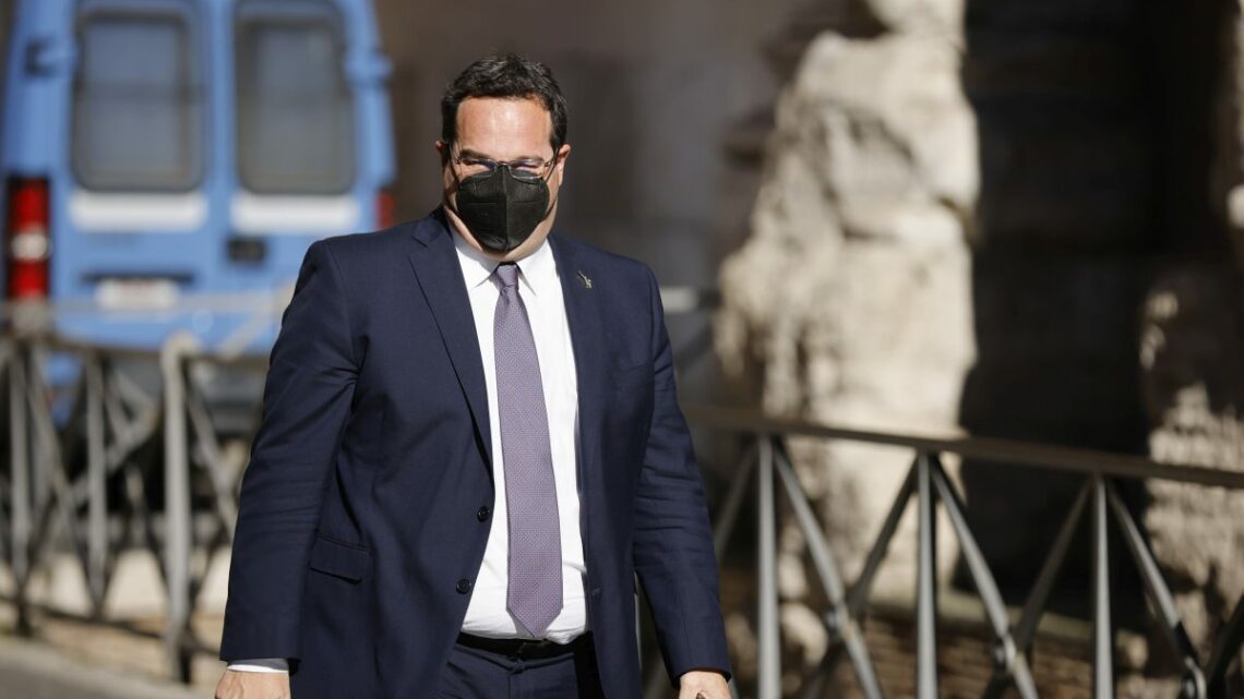 Durigon “Bloccare i licenziamenti solo per i settori più in crisi” Durigon “Bloccare i licenziamenti solo per i settori più in crisi”