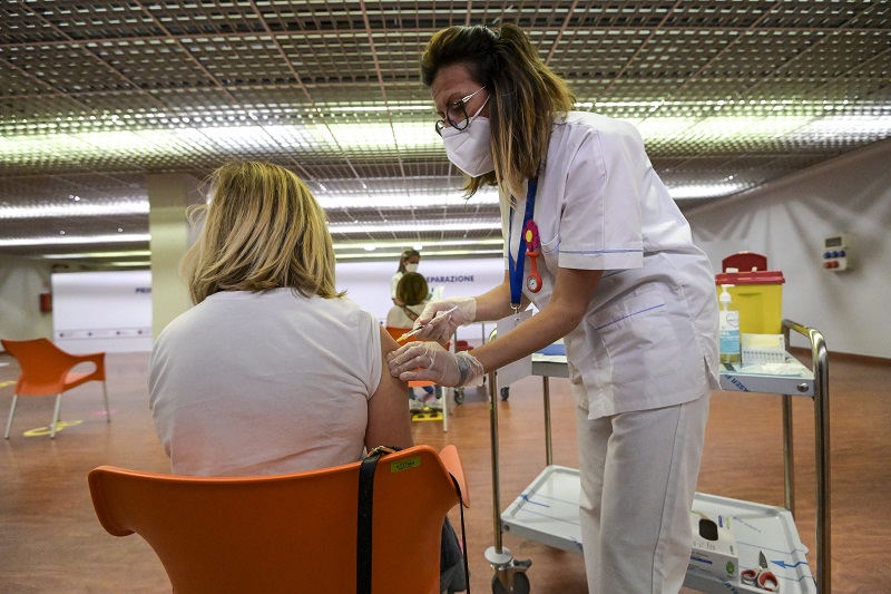 Aifa approva vaccinazione mista per under 60 Aifa approva vaccinazione mista per under 60