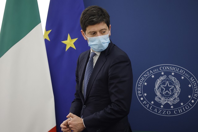 Mascherine all’aperto, Speranza chiede parere formale al Cts Mascherine all’aperto, Speranza chiede parere formale al Cts