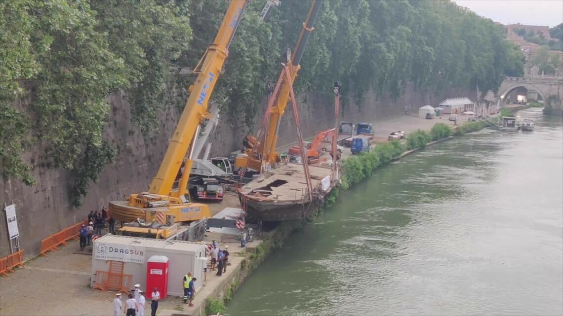 Roma, rimosso dal Tevere relitto del 2008 Roma, rimosso dal Tevere relitto del 2008