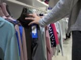 Saldi estivi, 171 euro la spesa media a famiglia