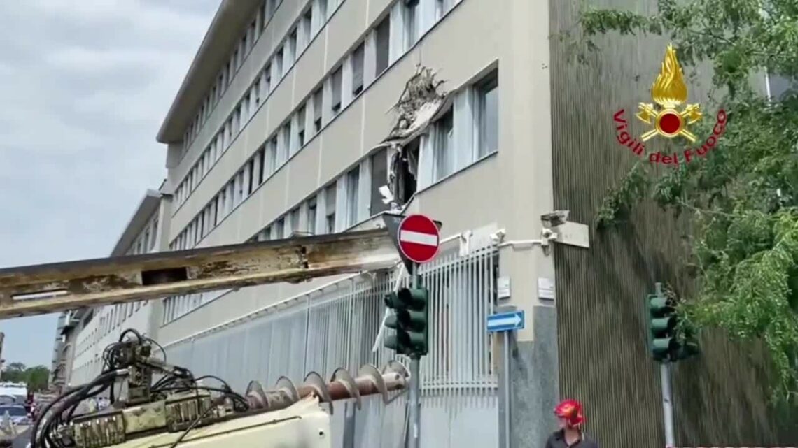Crolla trivella a Milano, nessun ferito Crolla trivella a Milano, nessun ferito