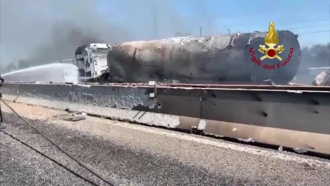 Tir a fuoco sulla A1, due morti Tir a fuoco sulla A1, due morti