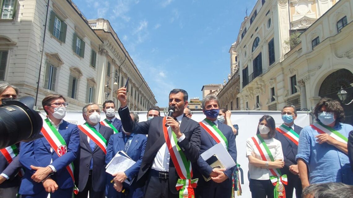 Sindaci in piazza “Siamo colpevoli di voler fare solo il nostro lavoro” Sindaci in piazza “Siamo colpevoli di voler fare solo il nostro lavoro”