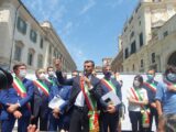 Sindaci in piazza “Siamo colpevoli di voler fare solo il nostro lavoro”
