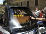 Carrà, applausi e commozione al corteo funebre
