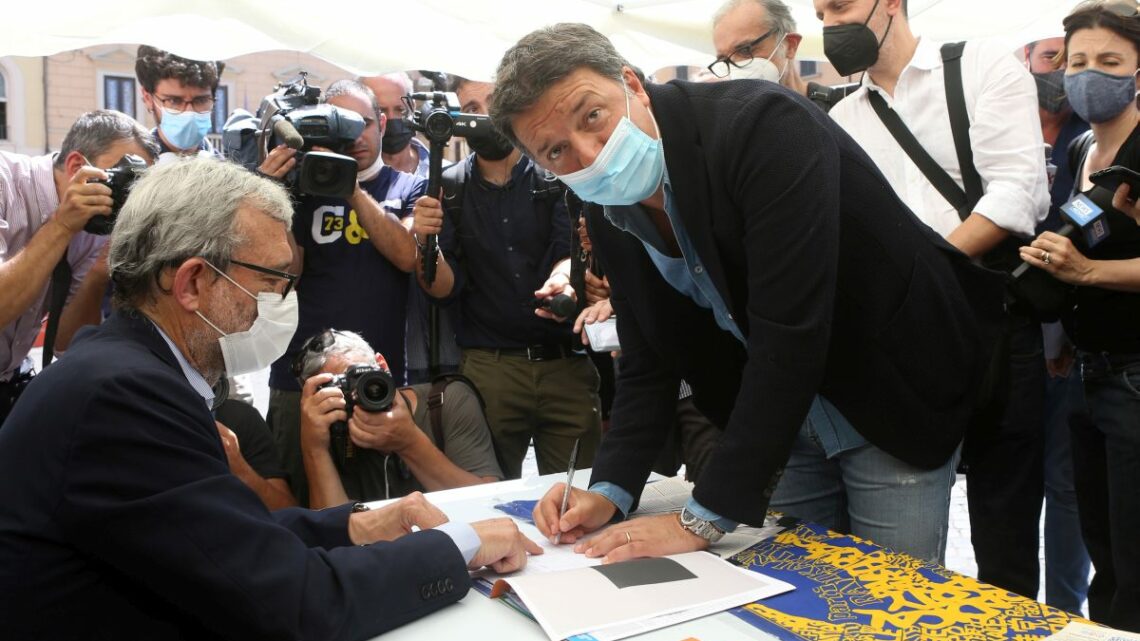 Renzi firma per i referendum “Battaglia per la giustizia giusta” Renzi firma per i referendum “Battaglia per la giustizia giusta”