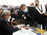 Renzi firma per i referendum “Battaglia per la giustizia giusta”