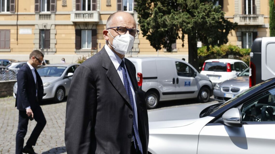 Vaccino, Letta “I parlamentari diano l’esempio” Vaccino, Letta “I parlamentari diano l’esempio”