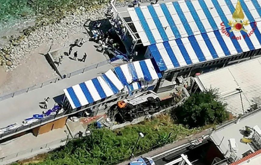 Bus precipita in una scarpata a Capri, morto l’autista, diversi i feriti Bus precipita in una scarpata a Capri, morto l’autista, diversi i feriti