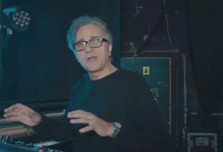 Paura per Curreri dopo malore sul palco, superato infarto Paura per Curreri dopo malore sul palco, superato infarto
