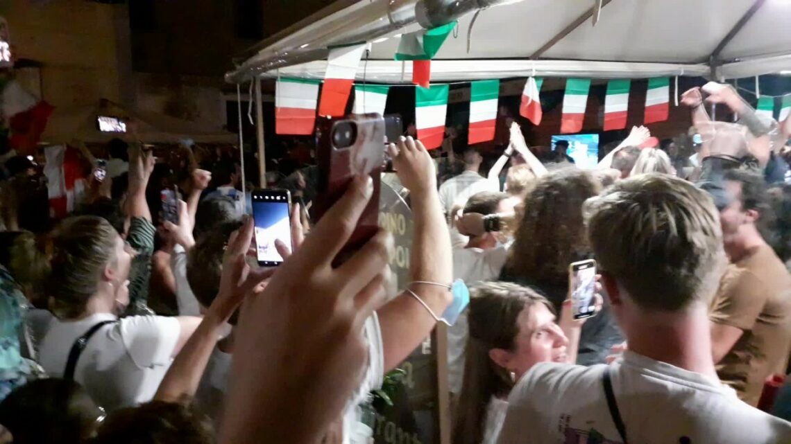 L’Italia vince gli Europei, la festa a Napoli L’Italia vince gli Europei, la festa a Napoli