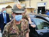 Torino, contestazione dei No Vax per Figliuolo