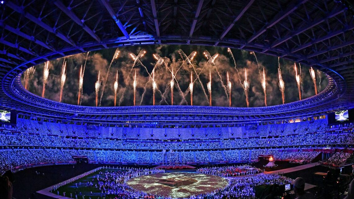 Chiusi i Giochi a Tokyo, testimone passa a Parigi 2024 Chiusi i Giochi a Tokyo, testimone passa a Parigi 2024