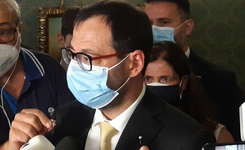 Incendi, Patuanelli a Palermo “Fondi ci sono ma piani non attuati” Incendi, Patuanelli a Palermo “Fondi ci sono ma piani non attuati”