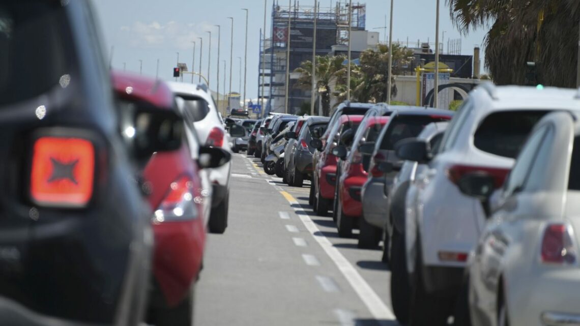 Covid riduce la mobilità degli italiani ma cresce l’uso dell’auto Covid riduce la mobilità degli italiani ma cresce l’uso dell’auto