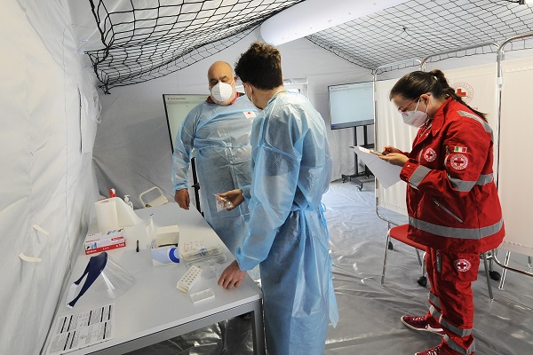 Covid, 7.470 casi e 45 decessi: aumentano ricoveri e terapie intensive Covid, 7.470 casi e 45 decessi: aumentano ricoveri e terapie intensive