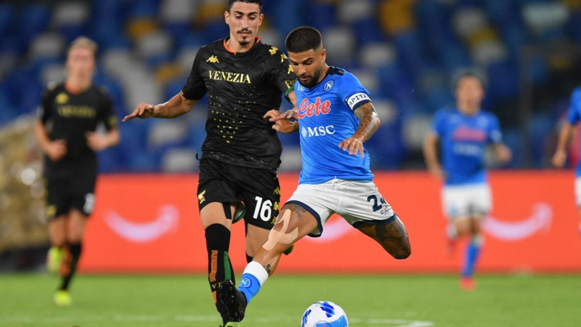 Il Napoli batte il Venezia 2-0 in dieci Il Napoli batte il Venezia 2-0 in dieci