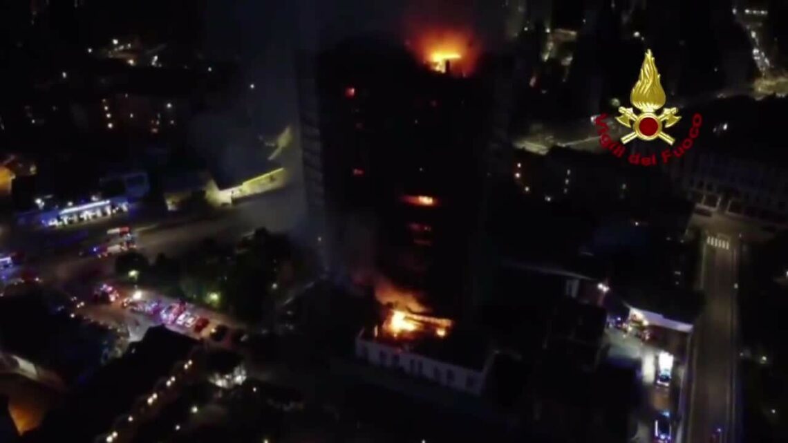 Incendio a Milano, pompieri impegnati a spegnere gli ultimi focolai Incendio a Milano, pompieri impegnati a spegnere gli ultimi focolai