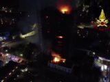 Incendio a Milano, pompieri impegnati a spegnere gli ultimi focolai