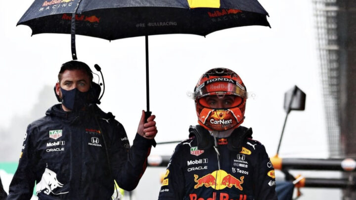 GP Belgio, tre ore di attesa sotto la pioggia per tre giri. Verstappen, Russell e Hamilton sul podio di SPA