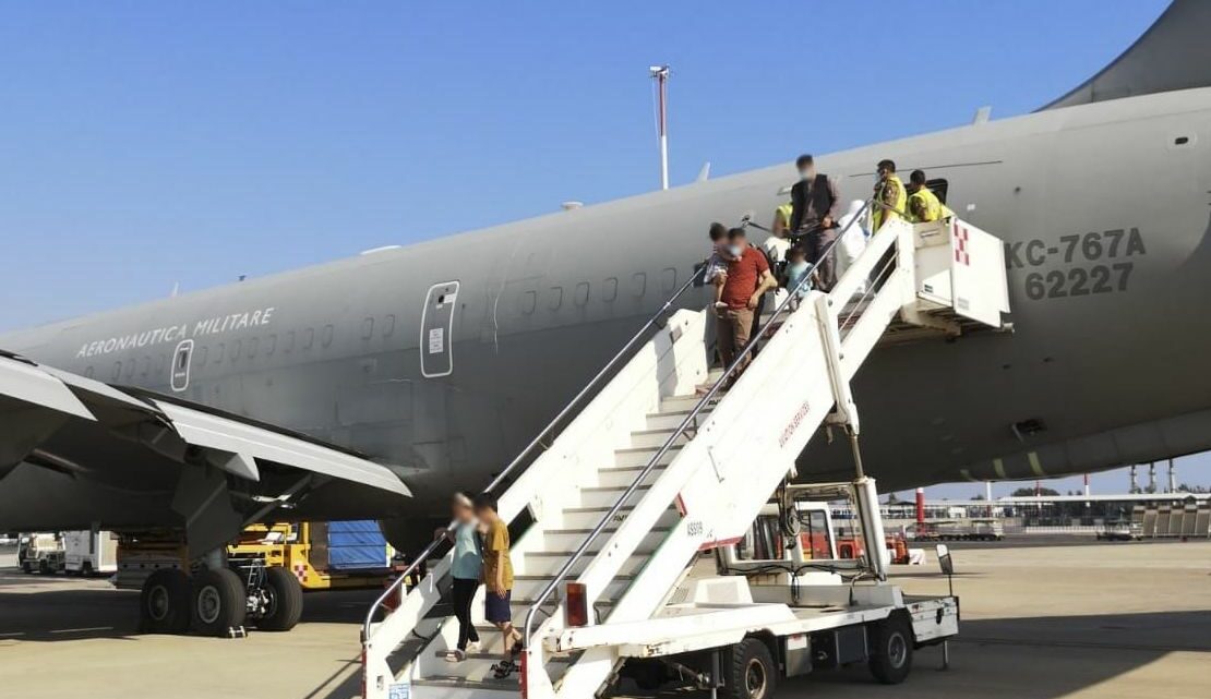 Al via il ponte aereo dall’Afghanistan, atterrato il primo volo Al via il ponte aereo dall’Afghanistan, atterrato il primo volo