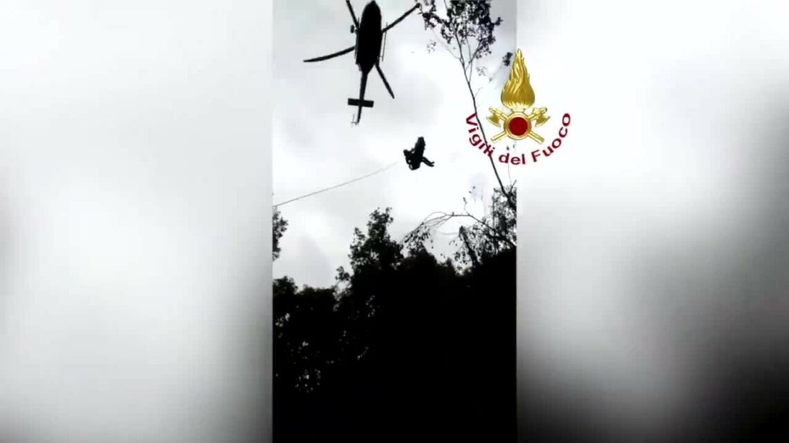 Genova, auto in un dirupo dopo un volo di venti metri Genova, auto in un dirupo dopo un volo di venti metri