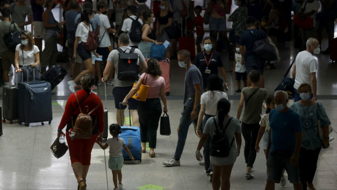 Green pass, scatta l’obbligo per aerei, treni e personale scolastico Green pass, scatta l’obbligo per aerei, treni e personale scolastico