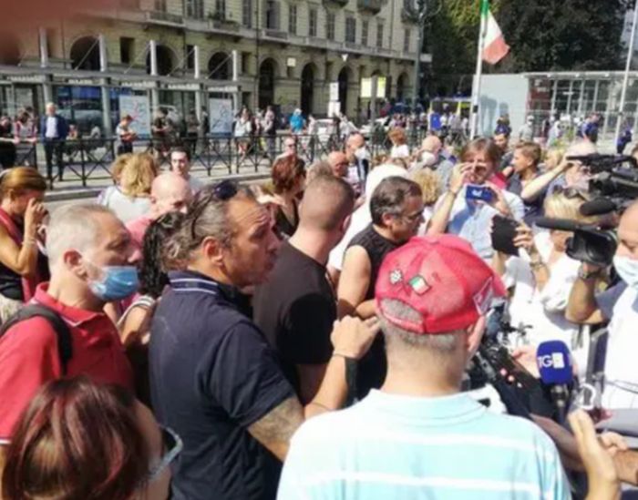 Manifestazioni contro il Green Pass in Italia, pochi partecipanti Manifestazioni contro il Green Pass in Italia, pochi partecipanti