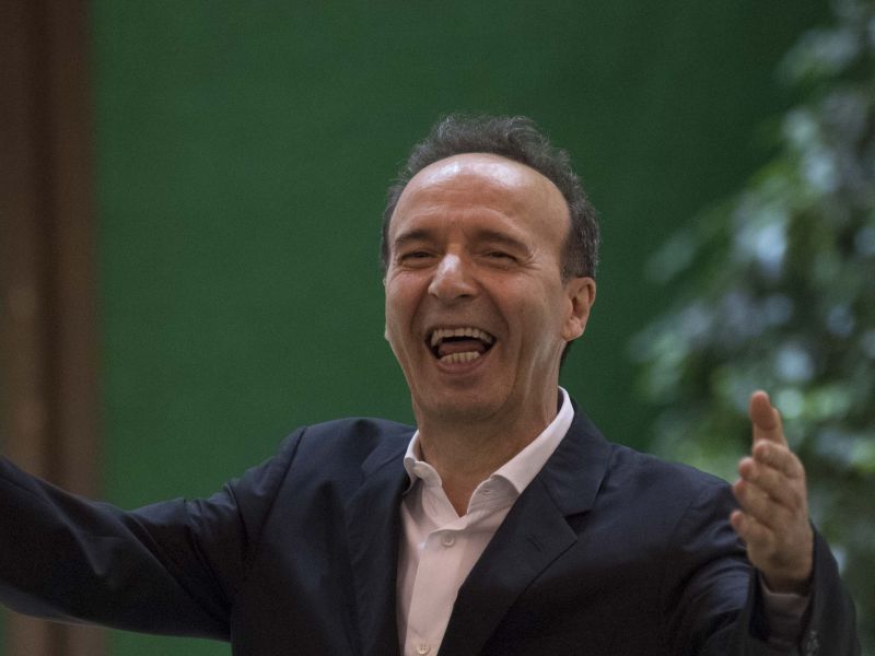 Venezia, Leone d’oro carriera a Benigni “Mattarella rimanga presidente” Venezia, Leone d’oro carriera a Benigni “Mattarella rimanga presidente”