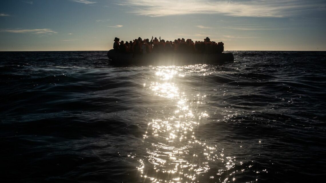 Notte di sbarchi a Lampedusa, 686 migranti in un solo barcone Notte di sbarchi a Lampedusa, 686 migranti in un solo barcone