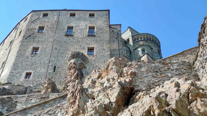 Sacra di San Michele: la chiesa-fortezza che emerge dalla roccia