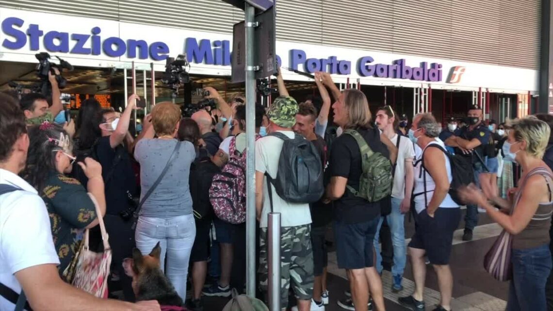 Un flop le manifestazioni No Vax nelle stazioni Un flop le manifestazioni No Vax nelle stazioni