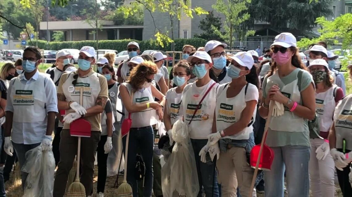 Milano, i volontari di McDonald’s puliscono parco Annarumma Milano, i volontari di McDonald’s puliscono parco Annarumma
