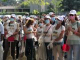 Milano, i volontari di McDonald’s puliscono parco Annarumma
