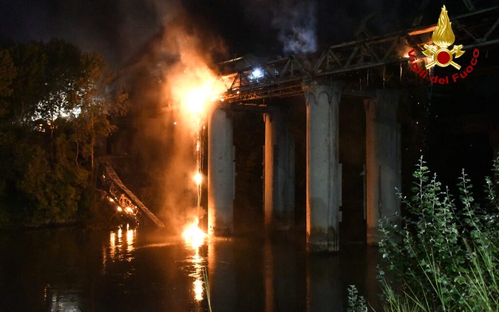 Roma, notte di paura sul Tevere: brucia e crolla Ponte dell’Industria Roma, notte di paura sul Tevere: brucia e crolla Ponte dell’Industria