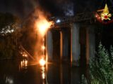 Roma, notte di paura sul Tevere: brucia e crolla Ponte dell’Industria