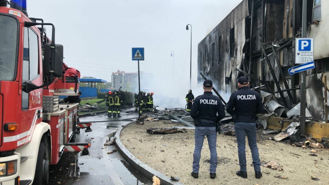 Aereo privato precipita a San Donato Milanese, otto morti Aereo privato precipita a San Donato Milanese, otto morti