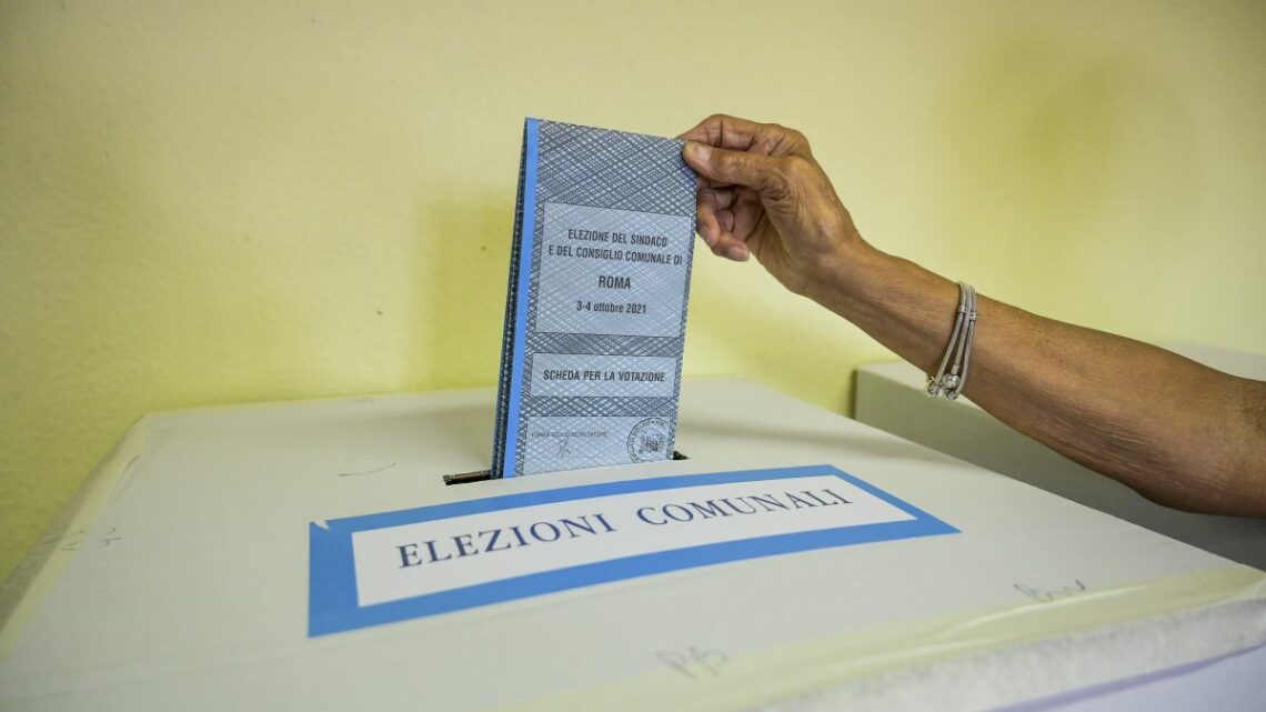 Prime proiezioni, Sala verso la vittoria a Milano, ballottaggio a Roma Prime proiezioni, Sala verso la vittoria a Milano, ballottaggio a Roma
