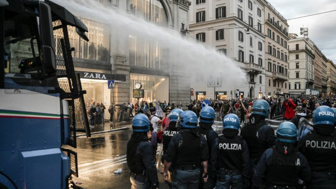 Green pass, 12 arrestati compresi i vertici di Forza Nuova Green pass, 12 arrestati compresi i vertici di Forza Nuova