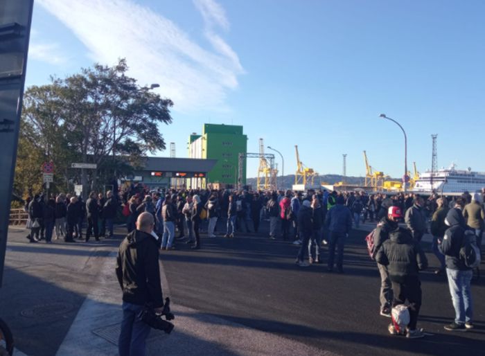 Green pass, proteste e blocchi nei porti di Genova e Trieste Green pass, proteste e blocchi nei porti di Genova e Trieste