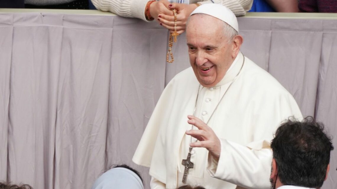 Papa “Salario universale e riduzione dell’orario per superare la crisi” Papa “Salario universale e riduzione dell’orario per superare la crisi”