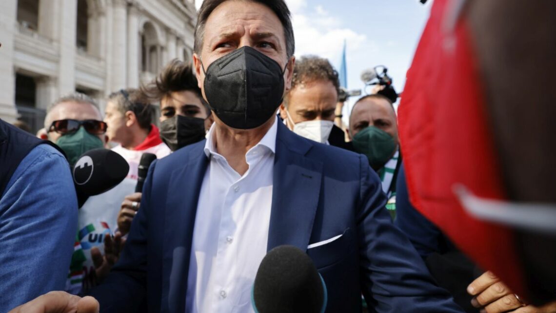 Conte “Leali a Draghi ma pretendiamo il rispetto degli impegni” Conte “Leali a Draghi ma pretendiamo il rispetto degli impegni”