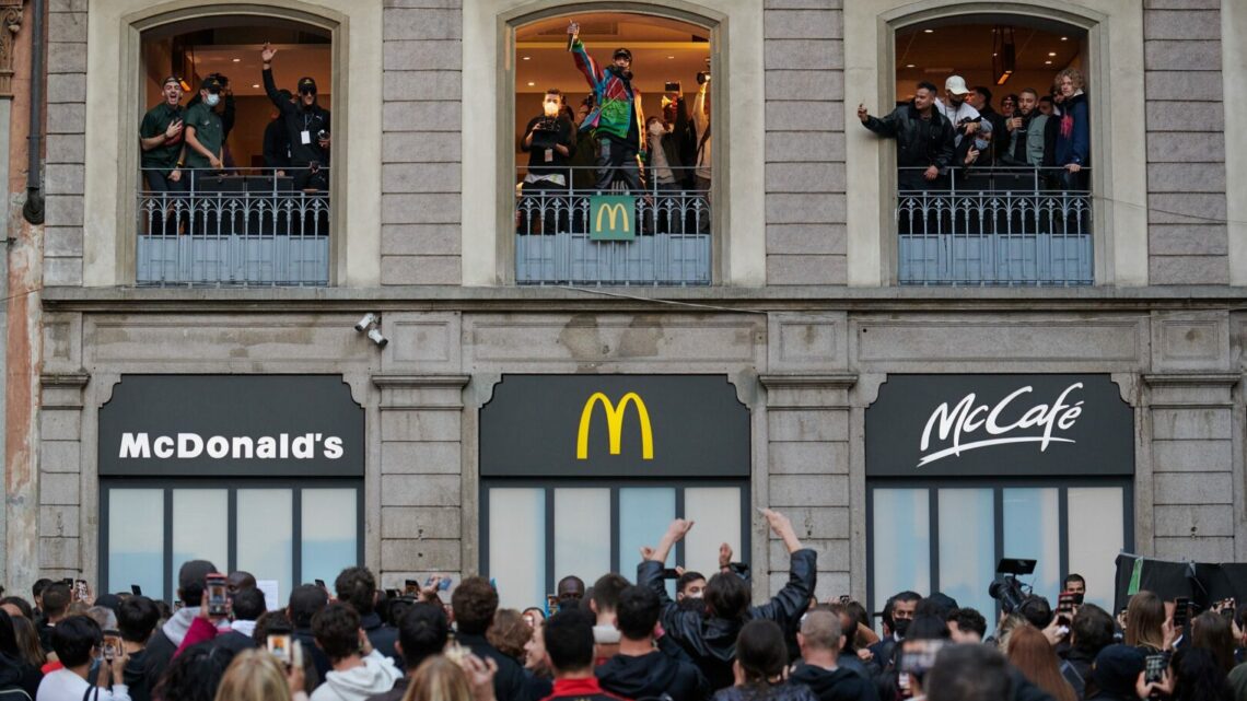 Milano, al ristorante McDonald’s di Piazza Duomo a sorpresa arriva Ghali