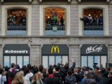 Milano, al ristorante McDonald’s di Piazza Duomo a sorpresa arriva Ghali