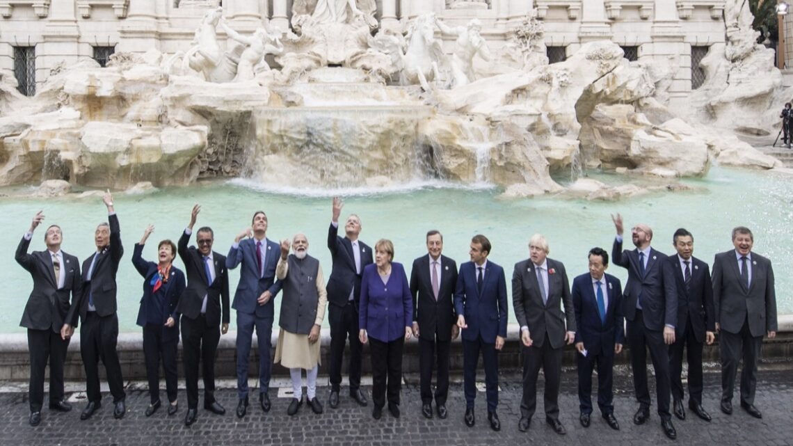 G20, Draghi e i leader a Fontana di Trevi lanciano la monetina G20, Draghi e i leader a Fontana di Trevi lanciano la monetina