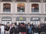 Milano, al McDonald’s di piazza Duomo un concerto a sorpresa di Ghali