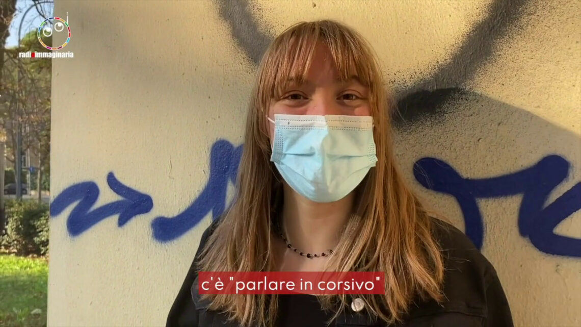 Parlare in corsivo, la nuova moda degli adolescenti Parlare in corsivo, la nuova moda degli adolescenti